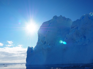 Le soleil illumine les icebergs